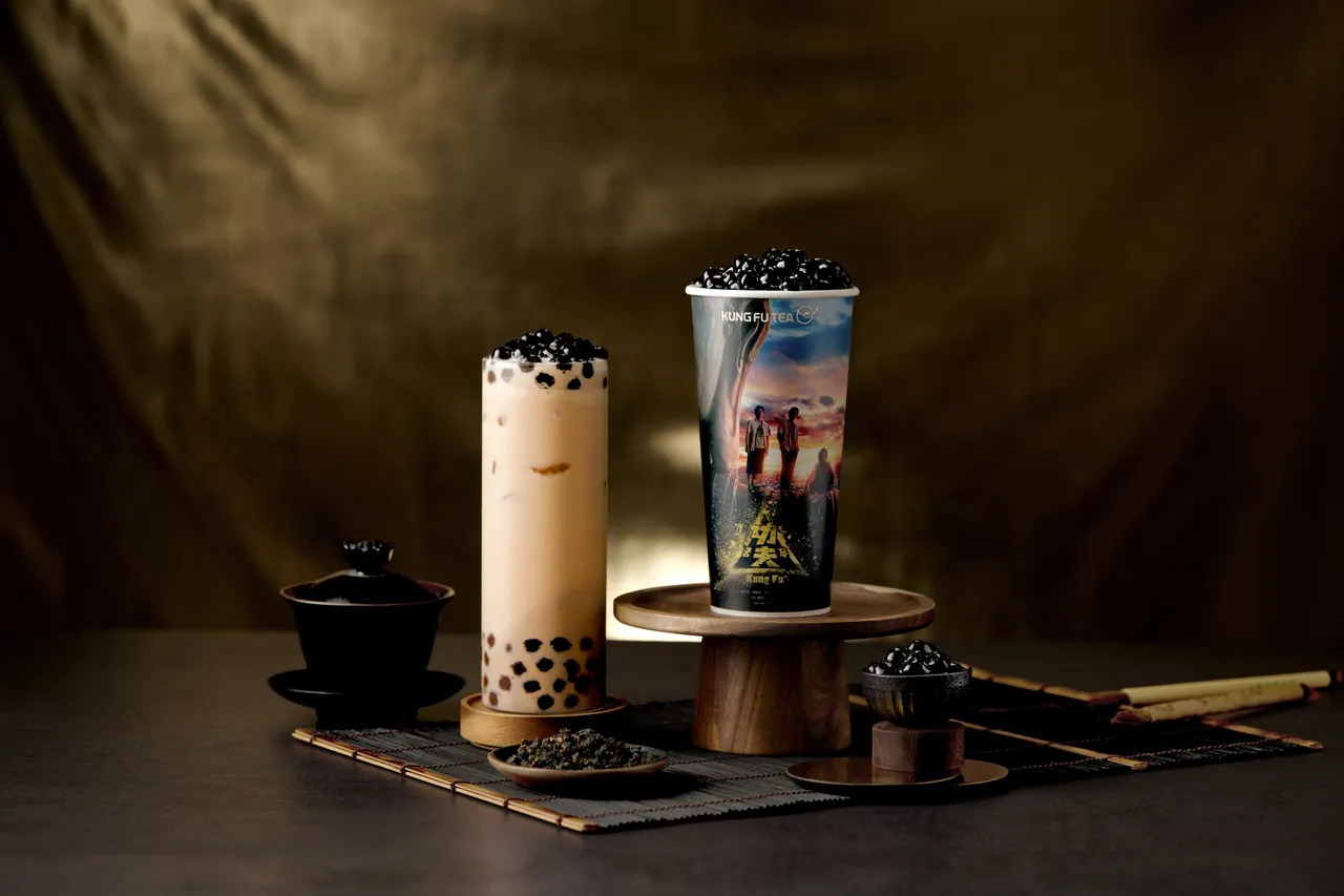 與九把刀最新電影《功夫》合作，推出聯名限定飲品「黑霸烏龍奶」及杯裝。功夫茶提供