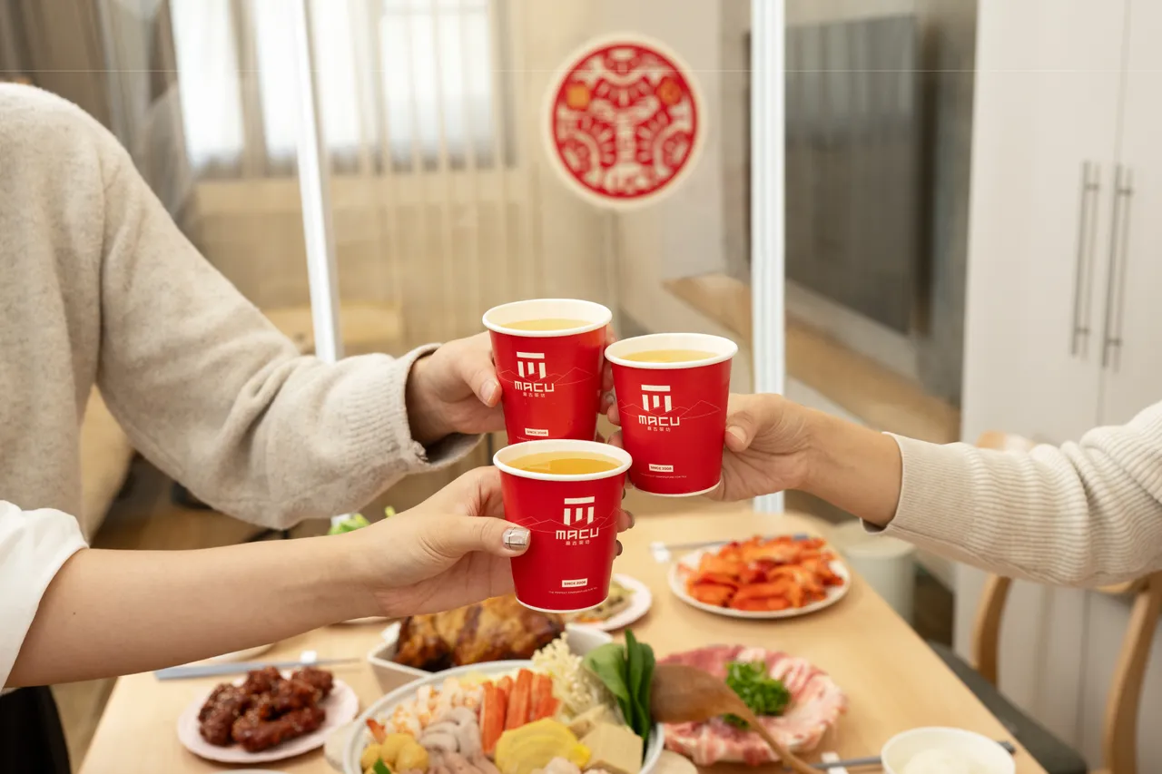 麻酷分享壺主打4公升大容量滿足多人共飲，隨壺附贈10個迷你杯可自由分裝。麻古茶坊提供