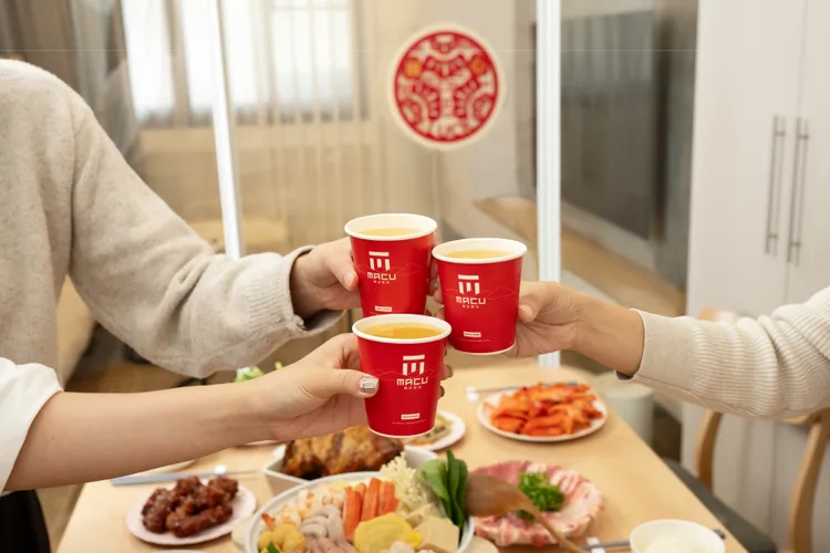 麻酷分享壺主打4公升大容量滿足多人共飲，隨壺附贈10個迷你杯可自由分裝。麻古茶坊提供