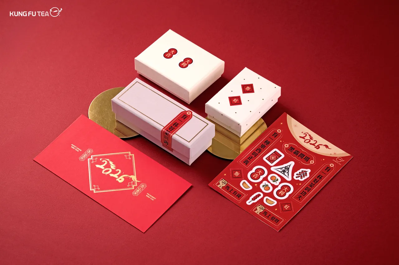 期間買飲料送春節限定貼紙、馬年紅包袋。功夫茶提供