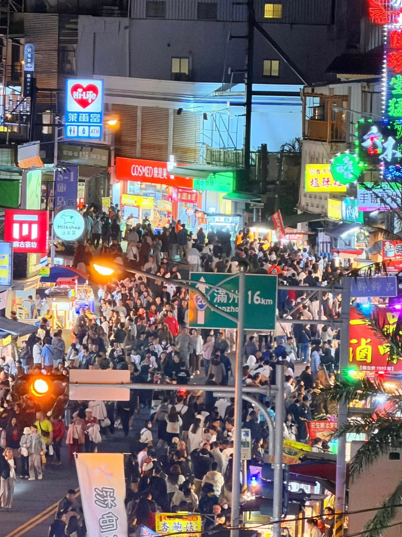 大年初三墾丁大街人潮擠爆。《墾丁痣靈》授權提供