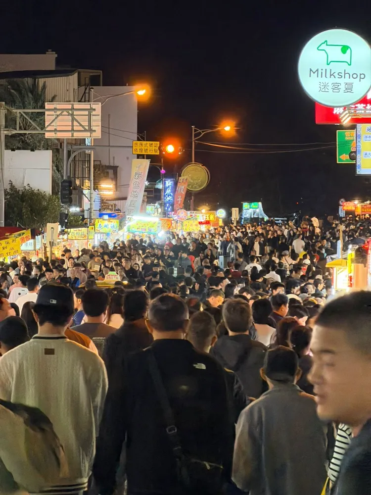 墾丁在地民宿業者19日曬出3張墾丁大街人潮擠爆的照片，直呼「感謝還願意相信墾丁的你們」。《墾丁痣靈》授權提供