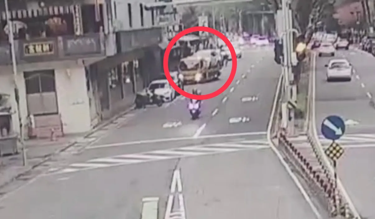 拖車將拋錨車輛拖回新店市區。翻攝畫面