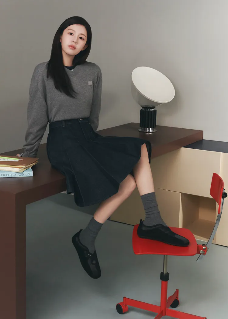 高允貞將牛仔百褶半身裙搭配長襪、綁帶芭蕾鞋，輕鬆穿出韓系學院風。品牌提供