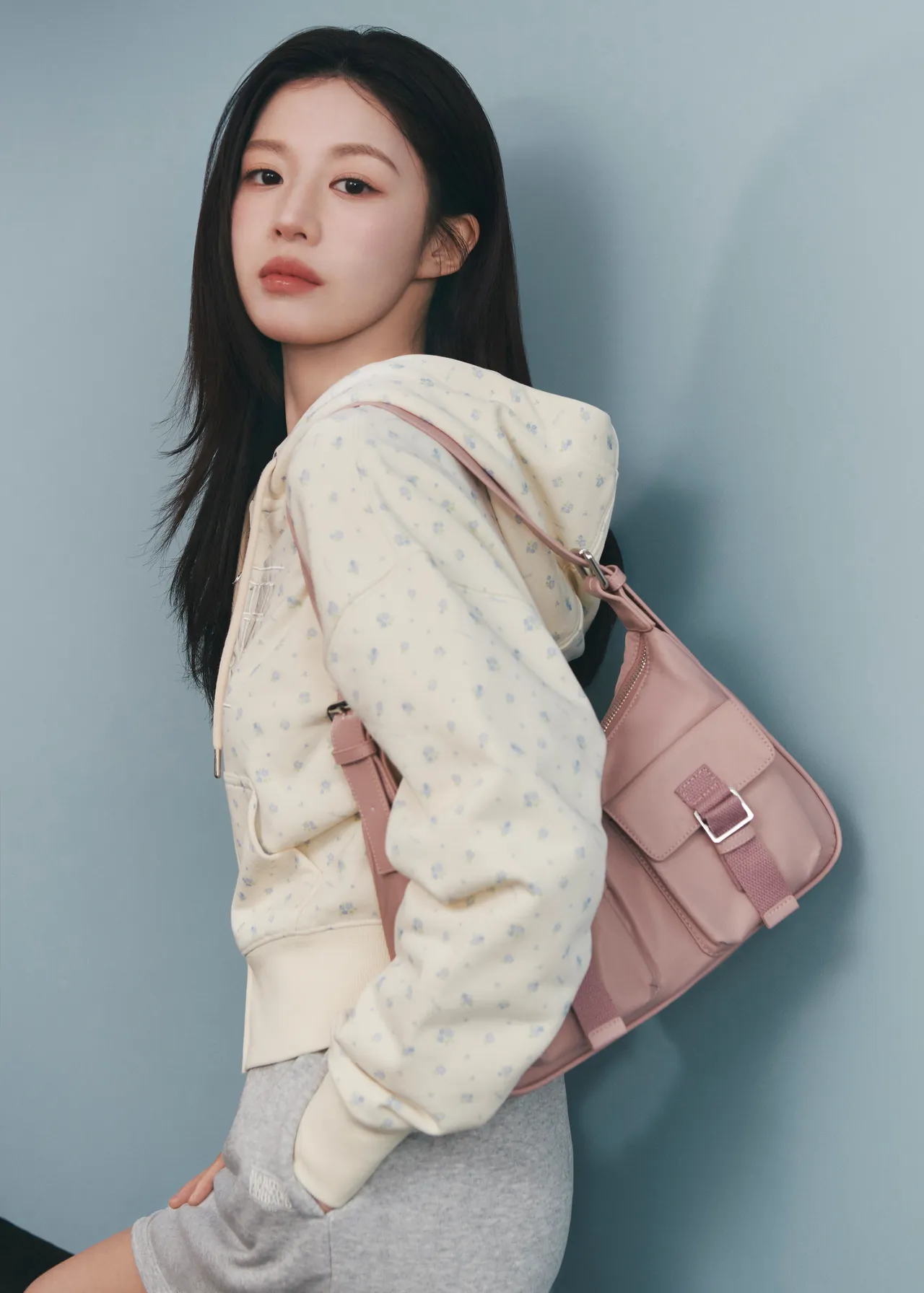 高允貞以小碎花短版連帽外套混搭灰色棉短裙，俏皮與知性並存。品牌提供