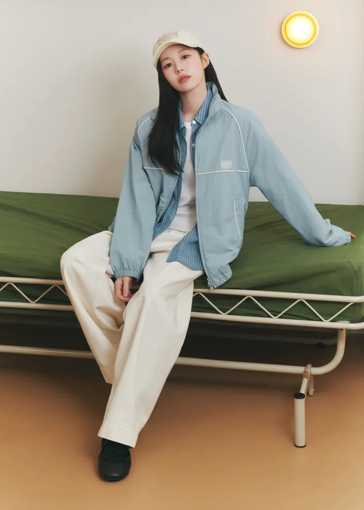 高允貞將高領風衣疊穿透膚格紋襯衫與純白圓領T-Shirt。品牌提供