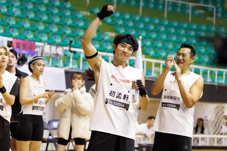 加賀美智久（右）挑戰年輕後輩，擁有專業防護員背景的「國民哥哥」初孟軒（中）力拼體能極限。好看娛樂提供