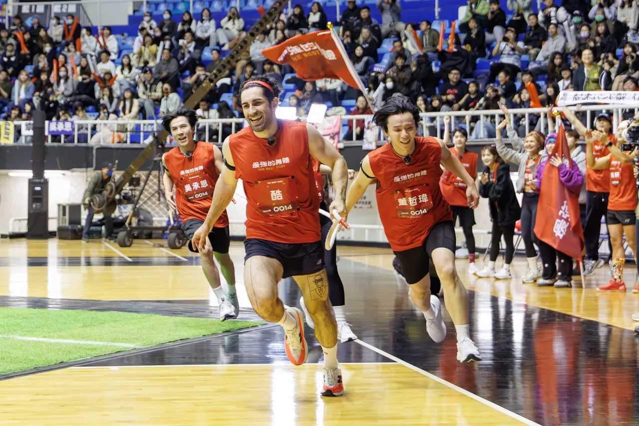 酷的夢（左）參戰。好看娛樂提供