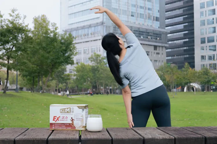 秋冬日夜溫差大，許多人都會感到關節緊繃、行動力下降，克寧活力EX魚油UC-II®配方，一杯就能補充足量UC-II、魚油、高鈣與優蛋白。業者提供