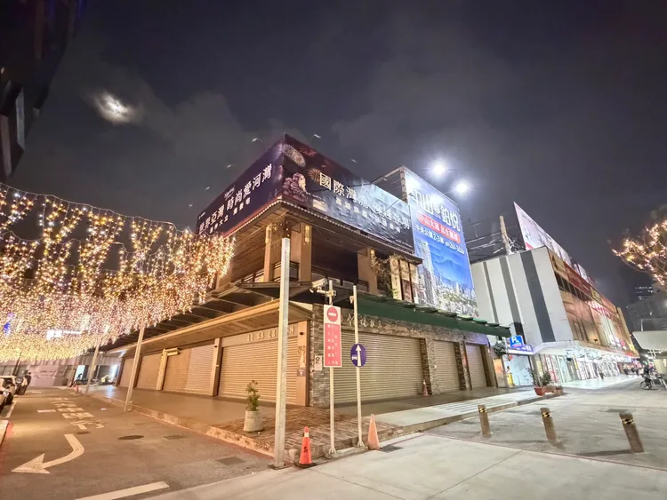 興富發集團以總價12億2953.5萬元，購入中央公園首排中山一路與玉竹二街口，也就是原先「惜福雅集博物館」，商5分區面積525.44坪，換算每坪地價234萬元。葉家銘攝