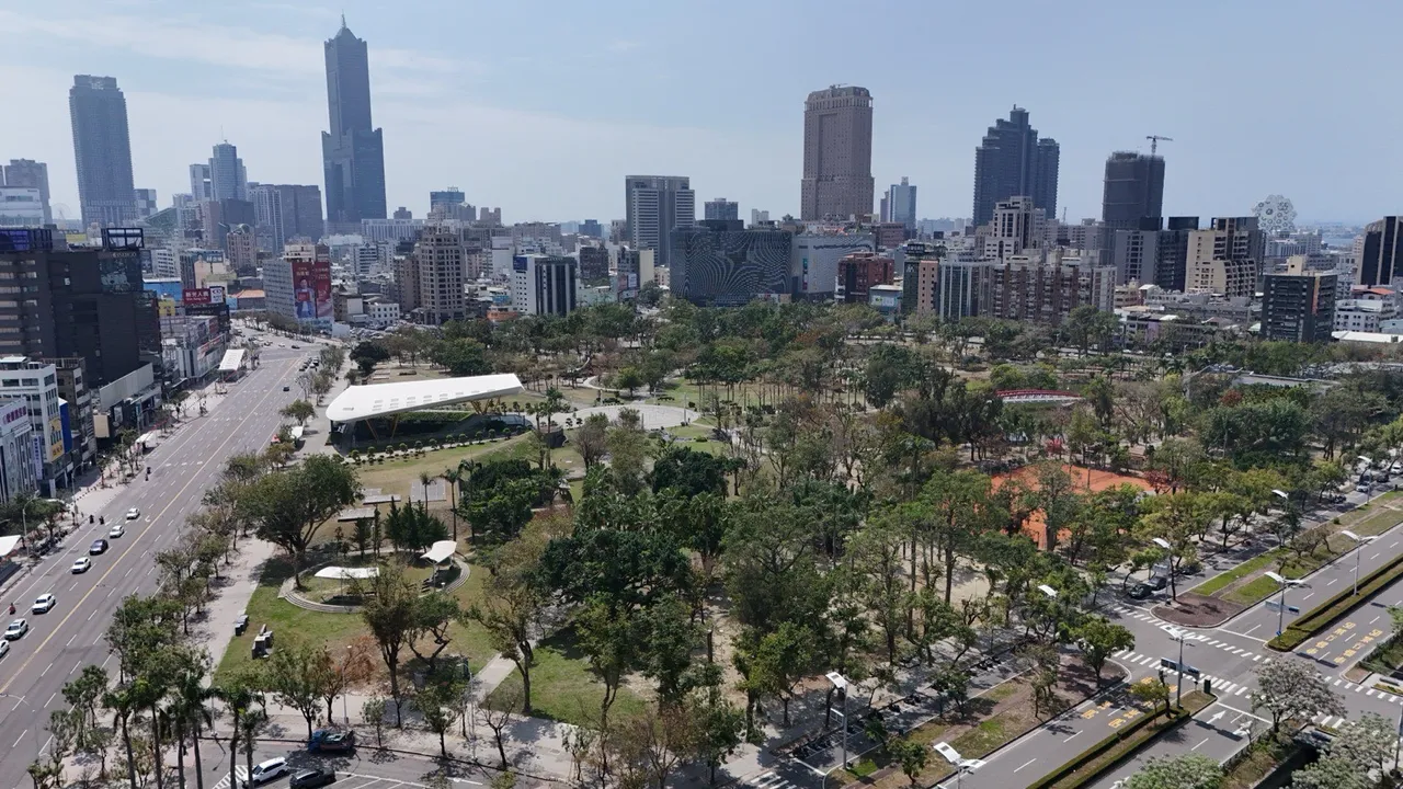 中央公園首排土地成交最高已單坪315萬元，也讓無論大統百貨五福店或陳啟川故居(目前規劃為停車場)，其價格可能持續再創新高。葉家銘攝