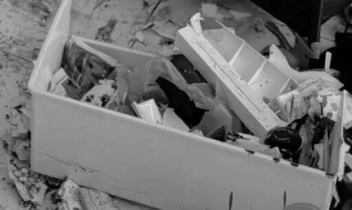 包裹爆炸導致屋內一片狼藉。翻攝照片