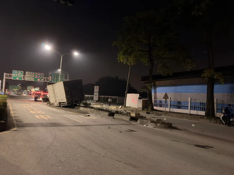 李男並無酒駕情形，他幸運僅受輕傷，也未波及其他人車。民眾提供