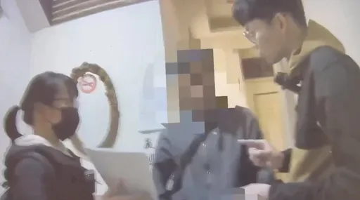 趁你忙下手行竊！北市18歲男偷英國精品上衣　警循線查獲