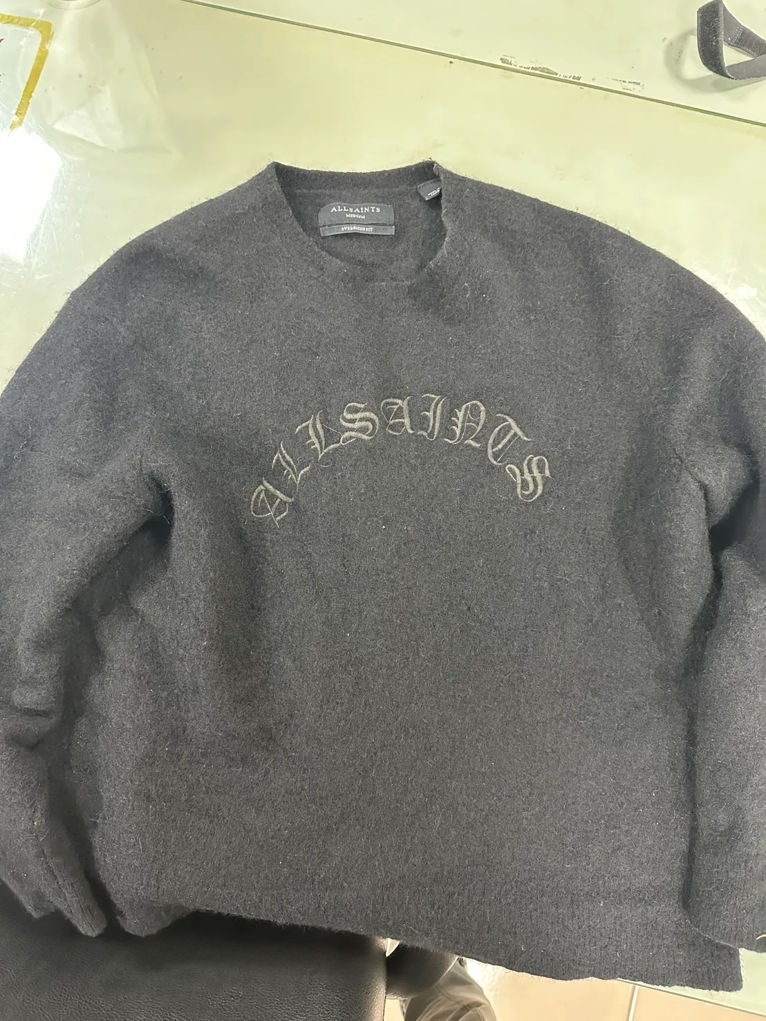 王男偷竊的英國精品上衣。翻攝畫面