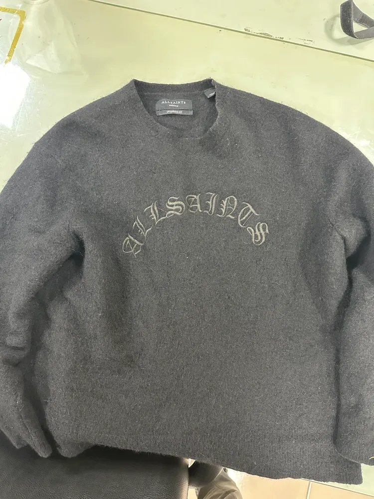 王男偷竊的英國精品上衣。翻攝畫面