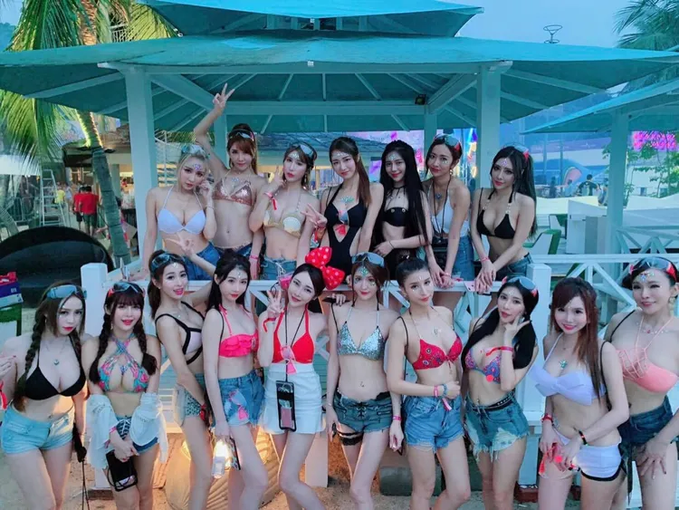 雪碧經常往返新加坡，過去還曾參穿著比基尼參加聖淘沙灘派對。翻攝雪碧臉書