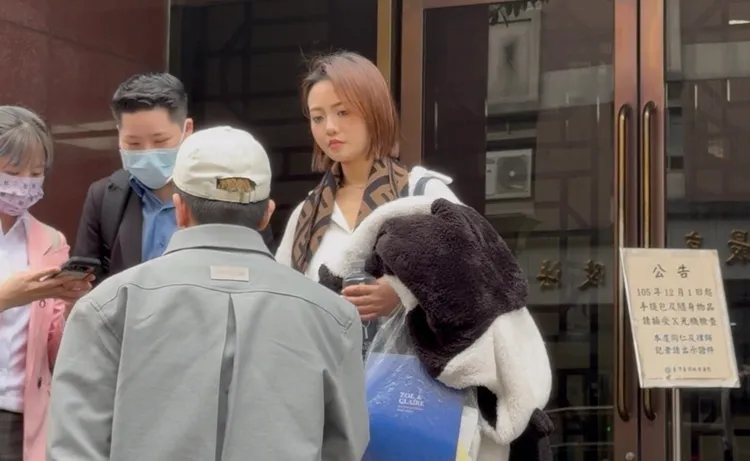 孫生赴北院出庭，首度和一名短髮女子（棕髮者）一同現身。謝亞庭攝