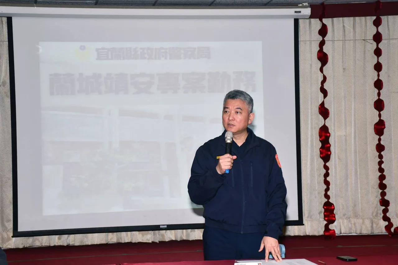 警察局長陳金城昨天親自率隊執行「擴大臨檢」專案勤務。翻攝照片