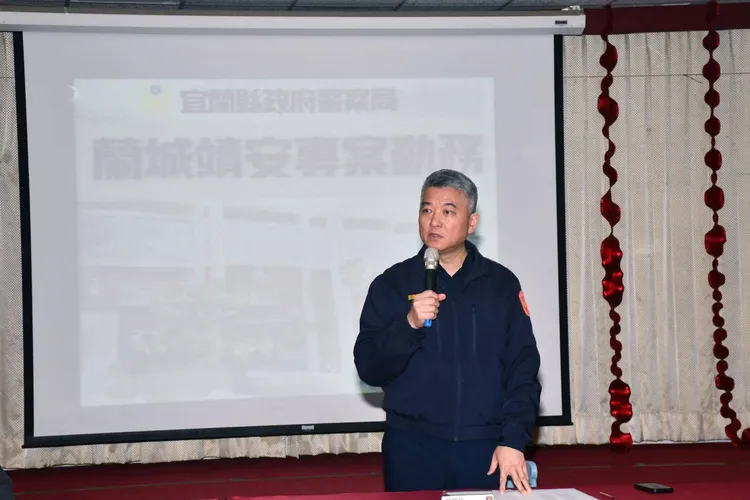 警察局長陳金城昨天親自率隊執行「擴大臨檢」專案勤務。翻攝照片