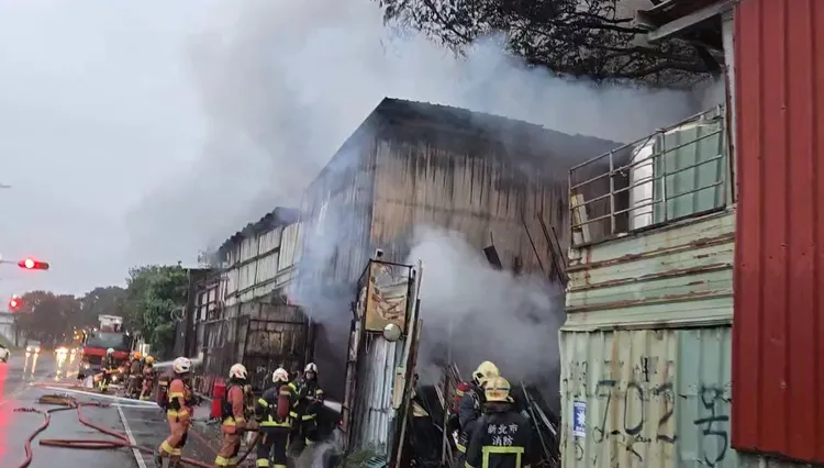 消防人員布水線灌救。翻攝畫面