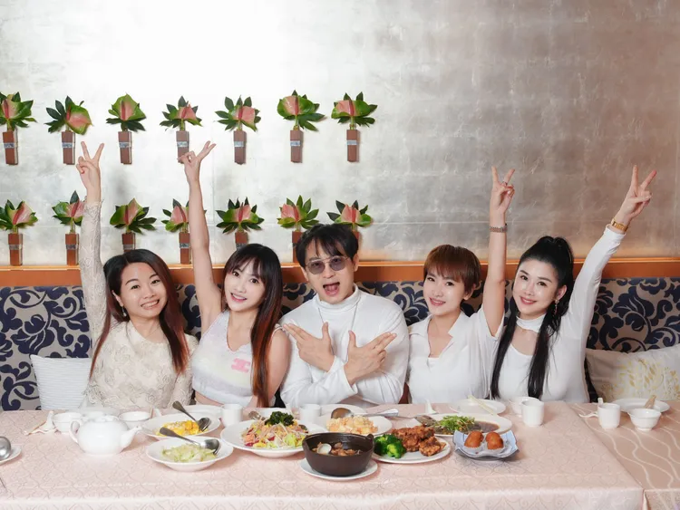 F40成員Cony（左起）、團長王宥忻、幕後推手翁承旭、關關和艾軒。女神愛啪啪提供