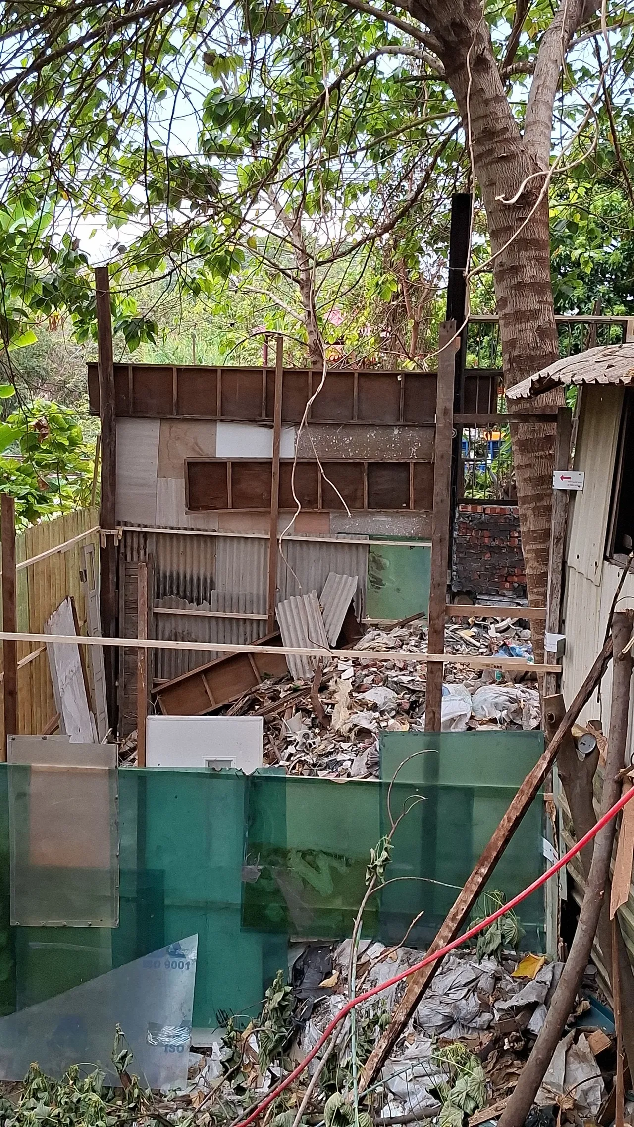 不法業者在河道邊坡堆置大量裝潢廢棄磁磚土塊。民眾提供