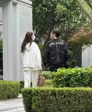 網友爆出羅雲熙帶陳瑤回老家照片，他澄清2人都是四川人，是2年前照片。翻攝追劇大賞微博