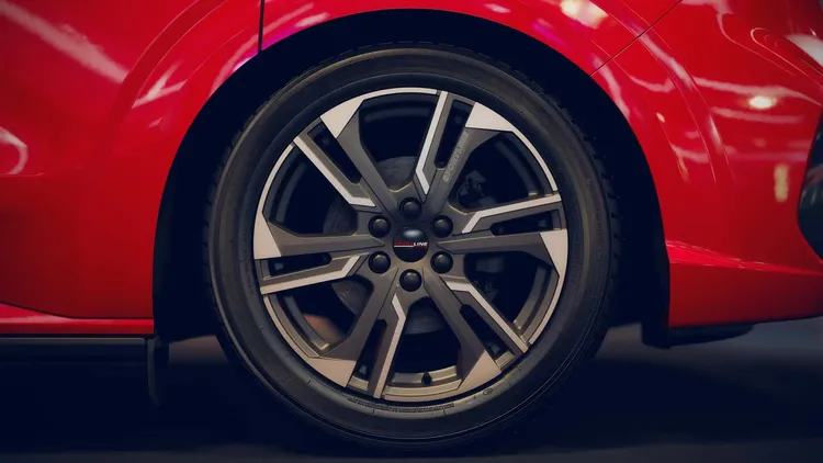 Transporter Sportline標配19吋運動化鋁圈，並搭配Eibach運動化彈簧將車高降低約29mm。原廠照片