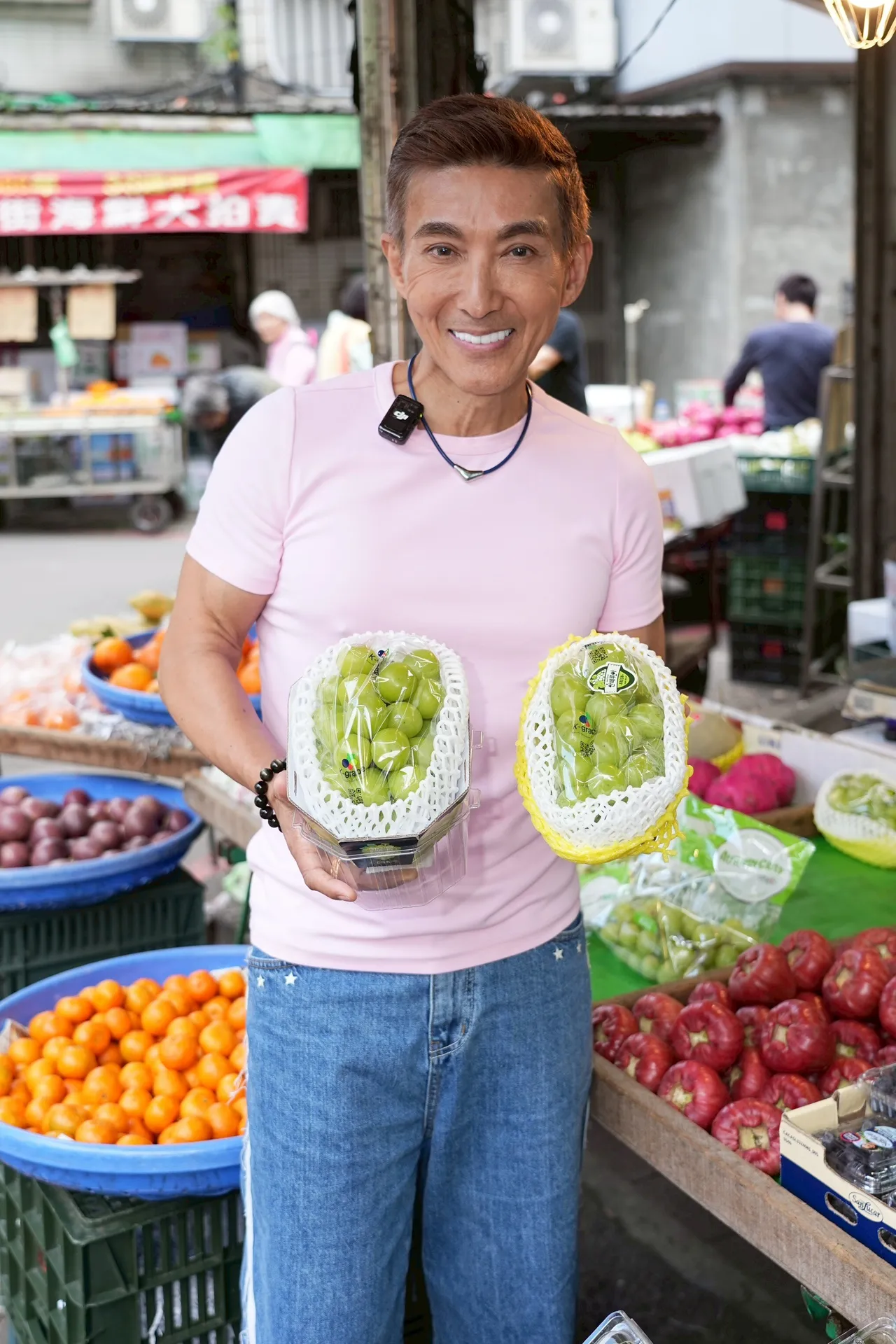 潘若迪女兒愛吃麝香葡萄。彭欣偉攝