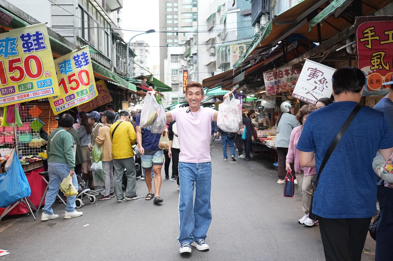 潘若迪前進黃昏市場備年菜！豪發50萬紅包　學生也有份