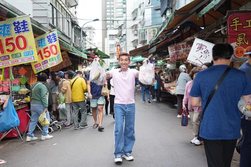 潘若迪前進黃昏市場備年菜！豪發50萬紅包　學生也有份