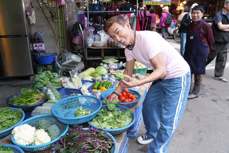 潘若迪上黃昏市場必買蔬菜，說：「不少攤商是農家自己種的蔬菜，很新鮮。」彭欣偉攝