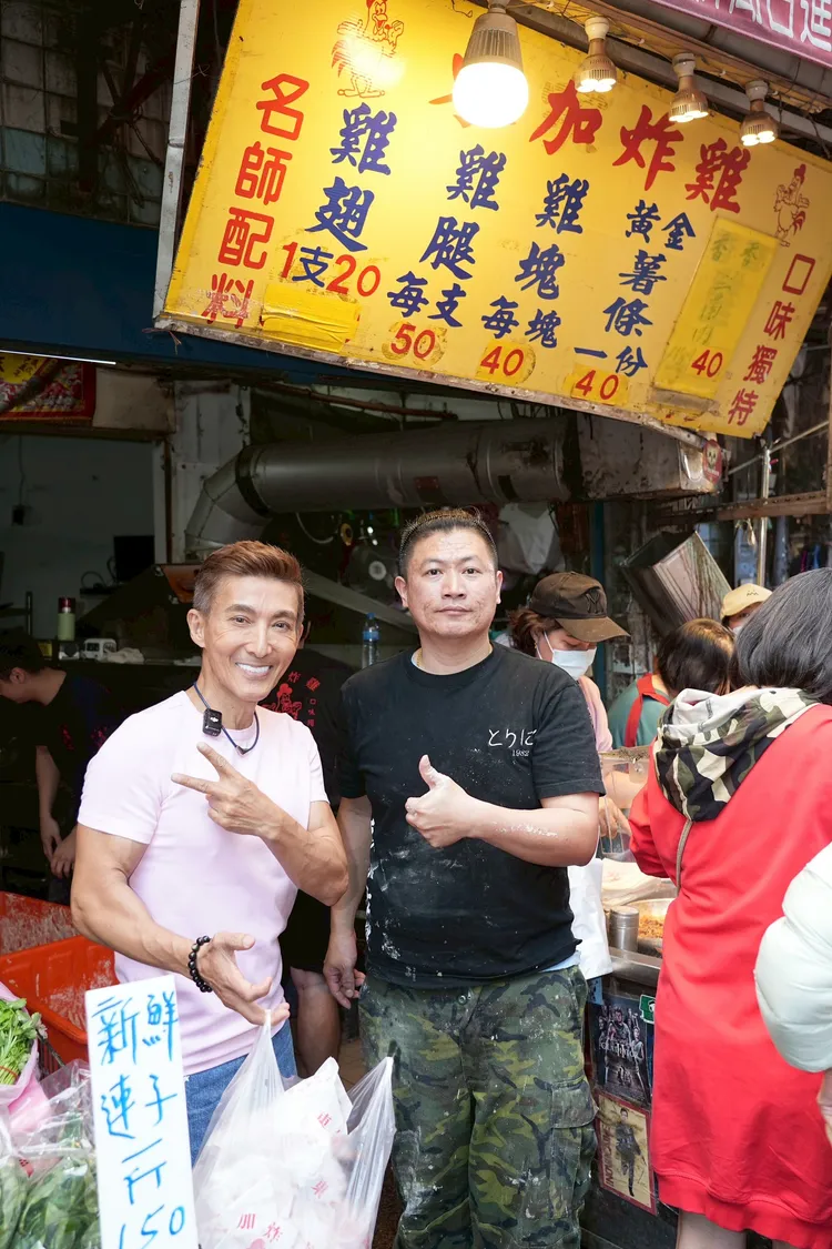 潘若迪和炸雞店老闆合影，他表示這家店生意很火，經常大排長龍。彭欣偉攝