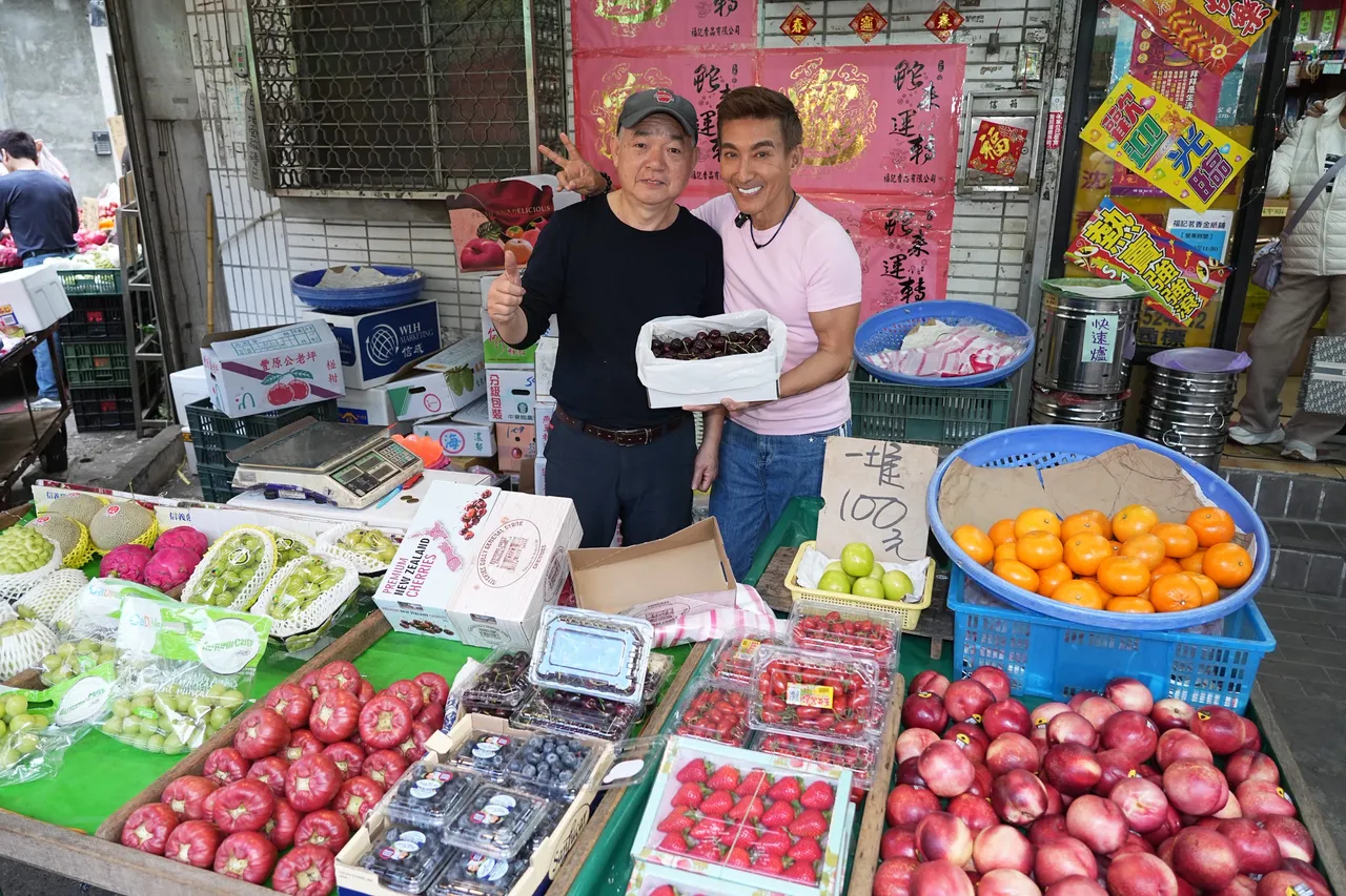 潘若迪買久了，和水果攤老闆成朋友。彭欣偉攝