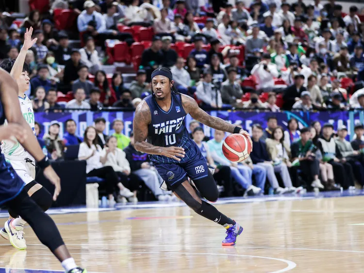 富邦勇士洋將古德溫場上失控對裁判吐口水，最終躲過禁賽只罰錢，引起討論。富邦勇士提供