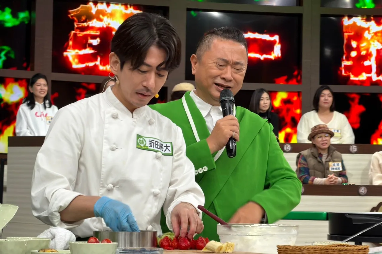 邰智源（右）分享媽媽把雞腿讓給自己，只能吃雞皮的回憶。麥卡貝網路電視提供