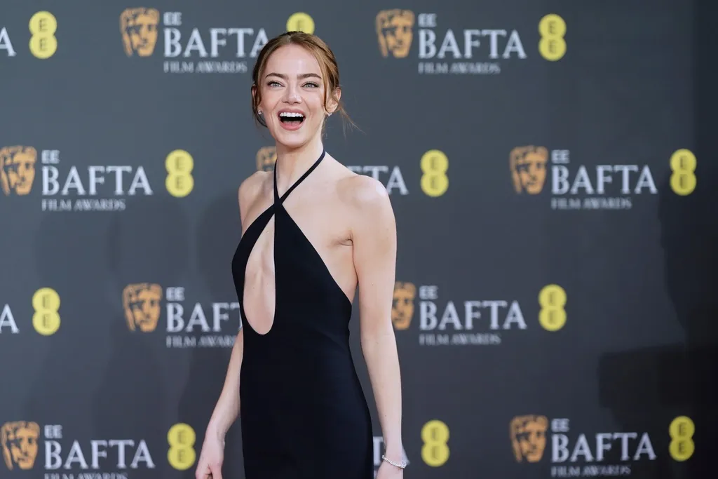 奧斯卡影后艾瑪史東出席英國奧斯卡（BAFTA），身著LV禮服胸前瘦到見骨引起粉絲關注。美聯社