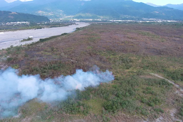 大火延燒至中午已控制但仍有白煙。消防局提供