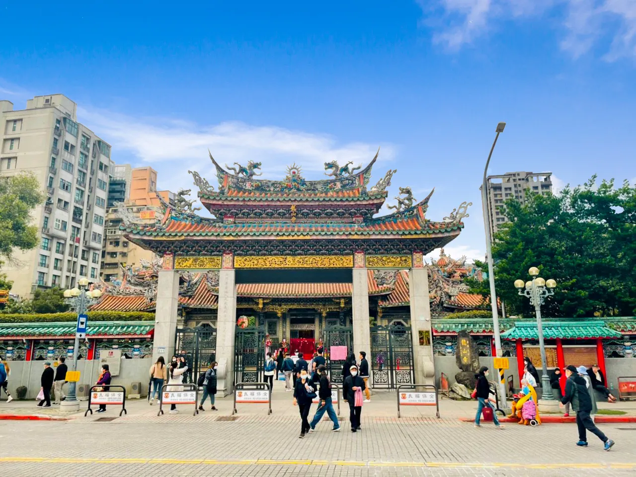 艋舺龍山寺周邊有不少屋齡較新的中古社區，也使得艋舺龍山寺周邊房價高於萬華區房價的現象。永慶房產集團提供