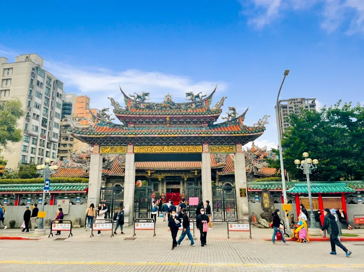 艋舺龍山寺周邊有不少屋齡較新的中古社區，也使得艋舺龍山寺周邊房價高於萬華區房價的現象。永慶房產集團提供