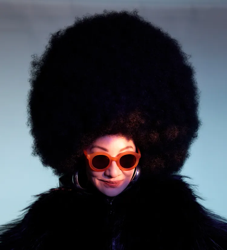 比莉爆炸頭再升級，重達3公斤。環球音樂提供