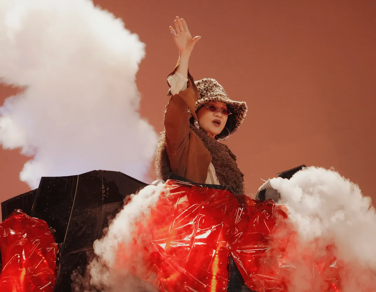 比莉在MV中造型百變。環球音樂提供