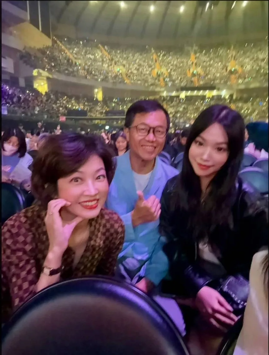 吳中純（左起）和梅聖旻結婚23年，育有一女梅嬿翎。翻攝吳中純臉書