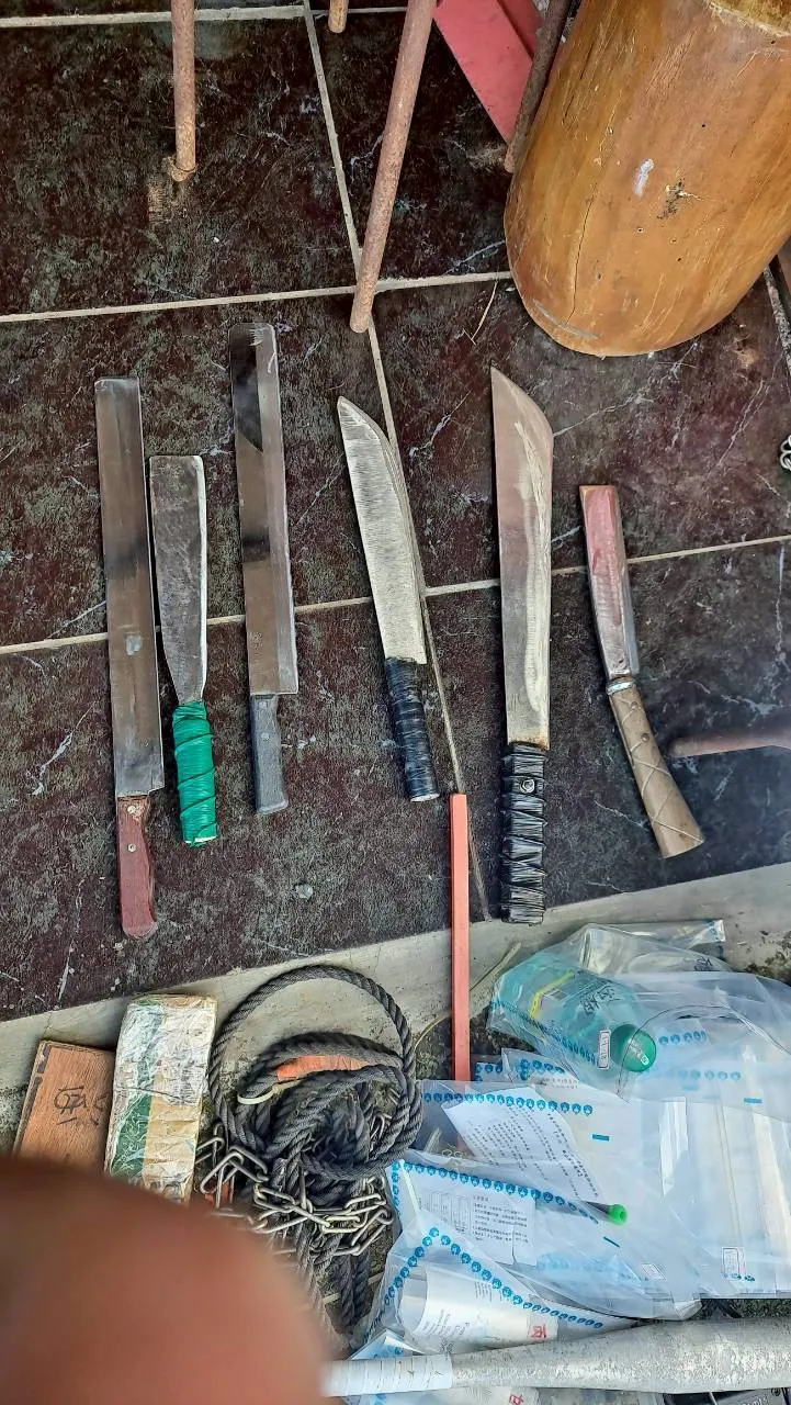 警方查獲暴力集團多把刀械，成員為避免脫落，刀柄還特意纏上膠帶。翻攝畫面