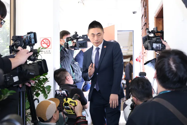 台北地檢署主任檢察官曾揚嶺帶隊，搜索高金素梅立院辦公室。莊宗達攝