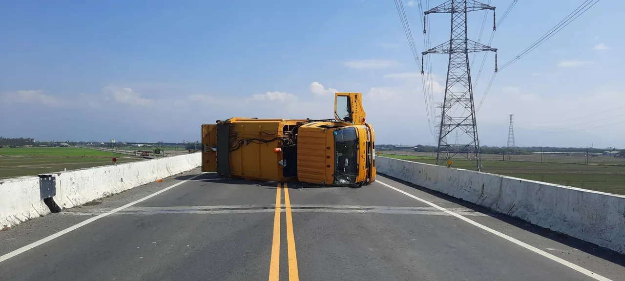 清潔車翻覆一度造成等著入場的清潔車大塞車。民眾提供