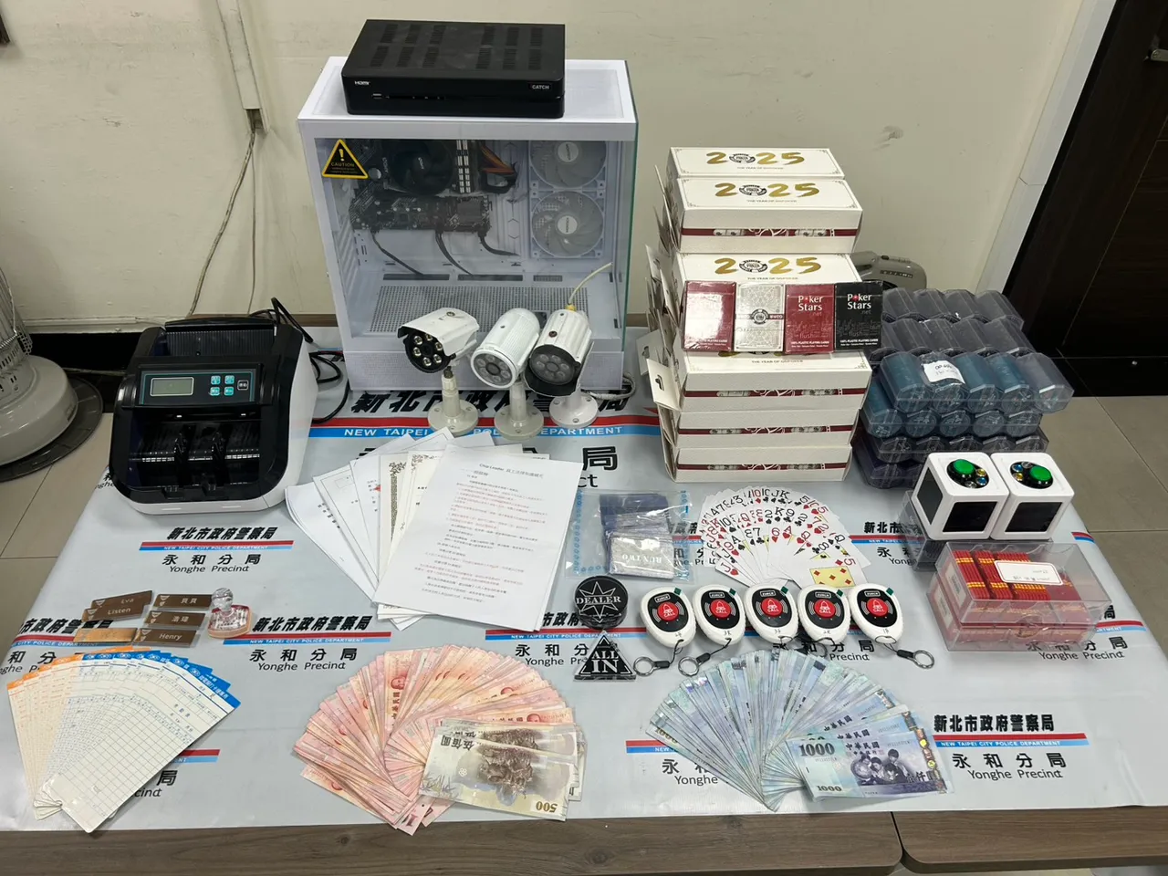 現場查扣賭資新臺幣12萬5,000餘元、賭博用籌碼、撲克牌、帳冊及監視設備等相關證物。翻攝畫面