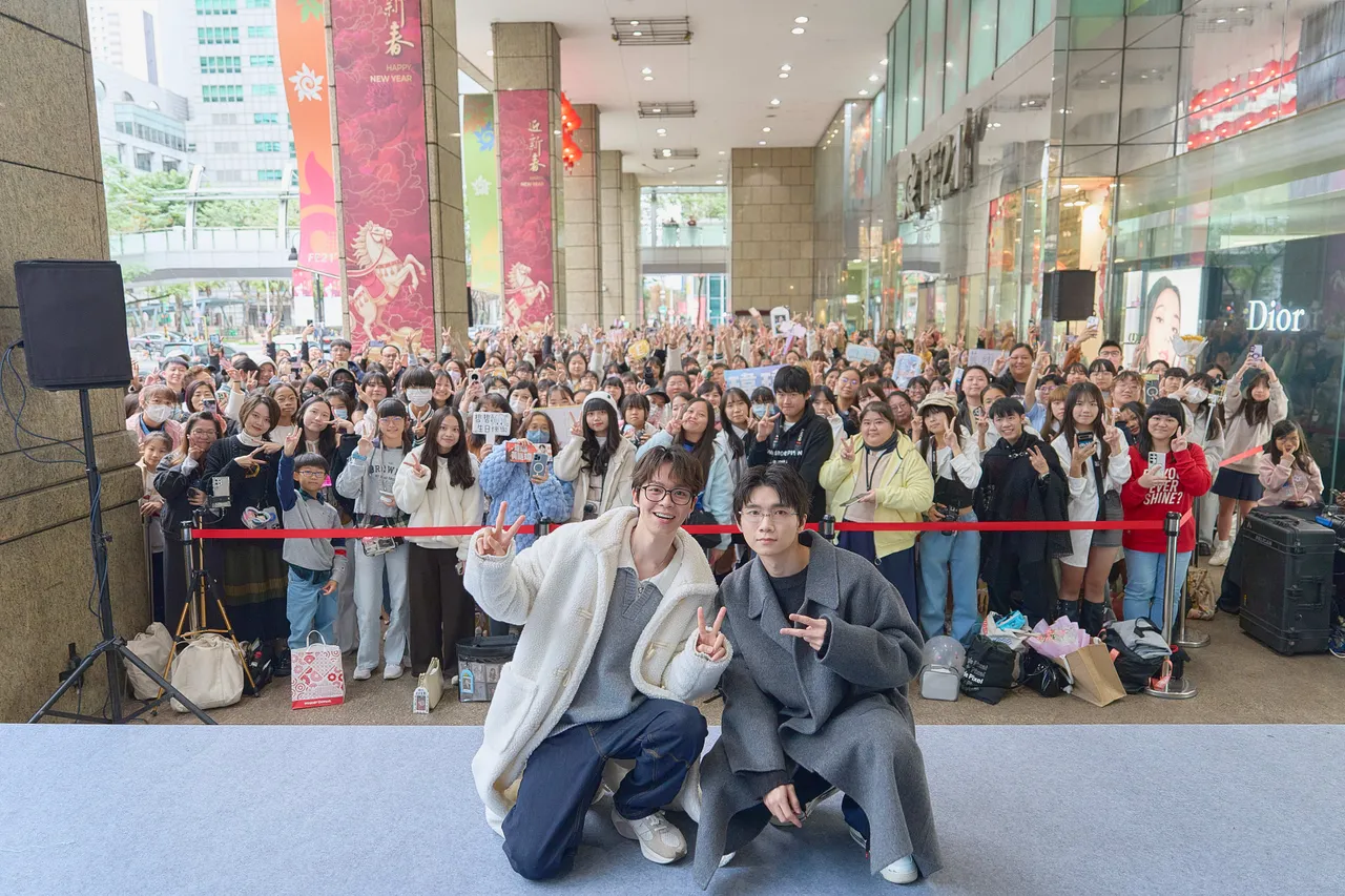 黃氏兄弟擔任一日店長，人氣超夯。EASE香氛提供