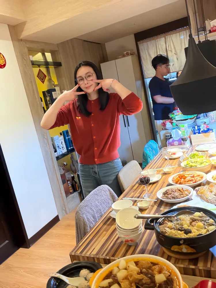 梁軒安分享老婆蕭淑慎和媽媽一起下廚的年夜飯。鷹傳媒提供